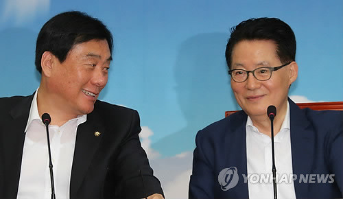 ▲ 민주통합당 박지원 원내대표와 박기춘 원내수석부대표가 7일 국회에서 열린 원내대책회의에서 미소를 지으면서 대화를 나누고 있다. ⓒ연합뉴스