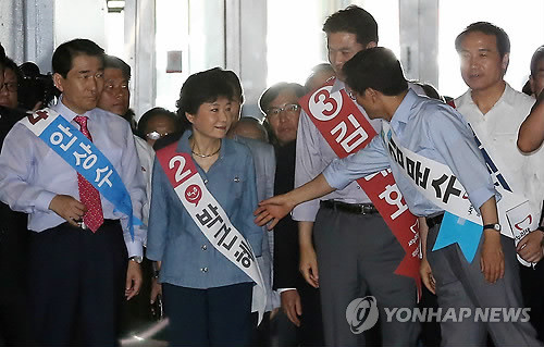 ▲ 6일 오전 방이동 올림픽 체조경기장에서 열린 새누리당 대선경선 후보 서울 합동연설회에서 후보들이 입장하기 전 김문수 후보가 박근혜 후보에게 악수를 청하고 있다. 2012.8.6 ⓒ 연합뉴스(자료사진)