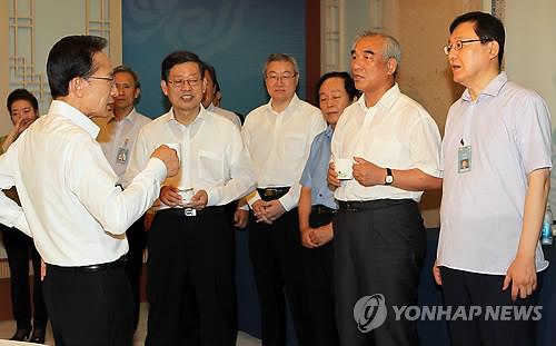 ▲ 이명박 대통령이 7일 청와대에서 열린 국무회의에 앞서 김황식 국무총리(왼쪽 두번째부터), 김성환 외교장관, 서규용 농림장관, 최광식 문화부 장관, 홍석우 지경부 장관과 런던올림픽에서 한국 선수들의 선전에 대해 이야기를 나누고 있다. ⓒ연합뉴스