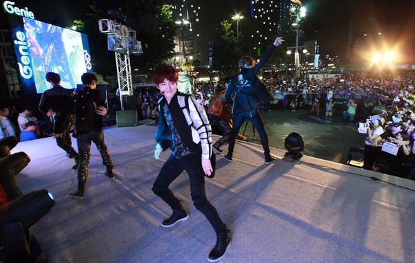 ▲ ⓒ지난 6월 두타광장에서 지니 AR영상쇼에 출연한 SM엔터테인먼트의 신인그룹 EXO-K(엑소케이).