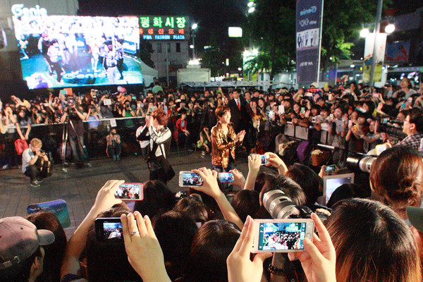 ▲ ⓒ지난 6월 두타광장에서 지니 AR영상쇼에 출연한 SM엔터테인먼트의 신인그룹 EXO-K(엑소케이).