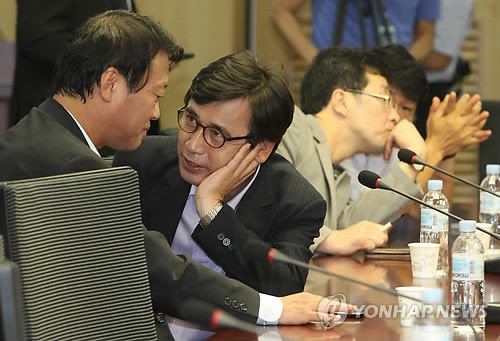 ▲ 통합진보당 유시민 전 공동대표가 7일 오전 국회 의원회관에서 열린 '진보적 정권교체와 대중적 진보정당을 위한 혁신추진 모임(진보정치혁신모임)'에서 조승수 전 의원과 얘기하고 있다. ⓒ 연합뉴스