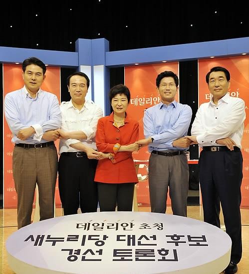 ▲ 새누리당 대선경선 후보들이 7일 오후 서울 양천구 목동 방송회관에서 열린 데일리안 초청 토론회에 앞서 손을 잡고 있다. 왼쪽부터 김태호 임태희 박근혜 김문수 안상수 후보.  ⓒ 연합뉴스