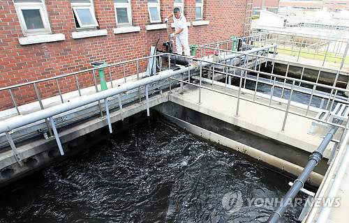 ▲ 정수장에서 분말활성탄을 투입하는 모습(자료사진).ⓒ 연합뉴스