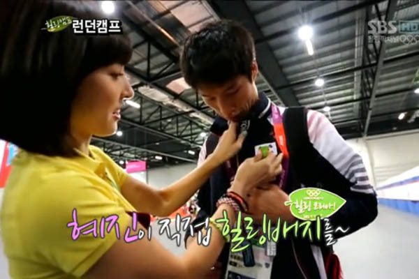 ▲ 지난 4일 '힐링캠프 특집: 런던캠프' 방영 중 MC 한혜진이 복싱선수 한순철에게 '힐링배지'를 달아주고 있다.