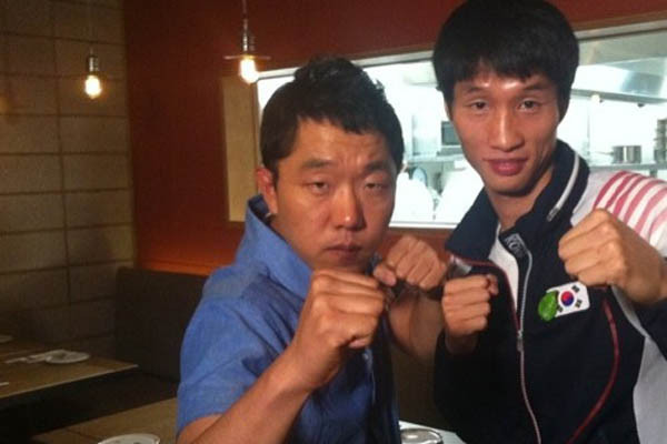 ▲ 지난 4일 '힐링캠프 특집: 런던캠프' 방영 중 MC 한혜진이 복싱선수 한순철에게 '힐링배지'를 달아주고 있다.