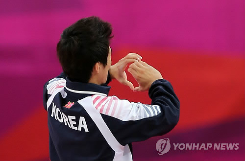 ▲ 양학선이 6일 오후(현지시각) 영국 런던 노스 그리니치 아레나에서 열린 2012런던올림픽 체조 도마 경기에서 우승을 차지해 금메달을 목에 걸었다. 시상식에 참석한 양학선이 관중석을 향해 손으로 하트모양을 표시하고 있다.  ⓒ 연합뉴스