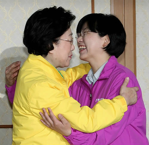 ▲ 4.11 총선을 앞두고 양당연대 대표단 회동을 갖고 포옹하는 한명숙 전 민주통합당 대표(좌)와 이정희 전 통합진보당 대표 ⓒ연합뉴스
