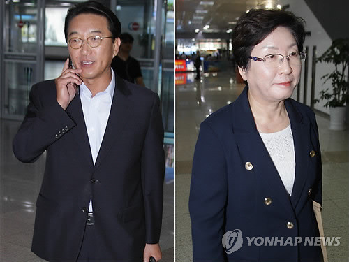 ▲ 새누리당 4ㆍ11 총선 공천헌금 파문의 당사자인 현기환 전 의원(왼쪽)과 현영희 의원이 검찰에 자진출두하기 위해 3일 오후 김해공항에 항공편으로 도착해 도착장을 걸어나오고 있다. 두 의원과 같은 항공기를 타고 왔으나 도착장을 따로 나왔다. 2012.8.2 ⓒ 연합뉴스(자료사진)