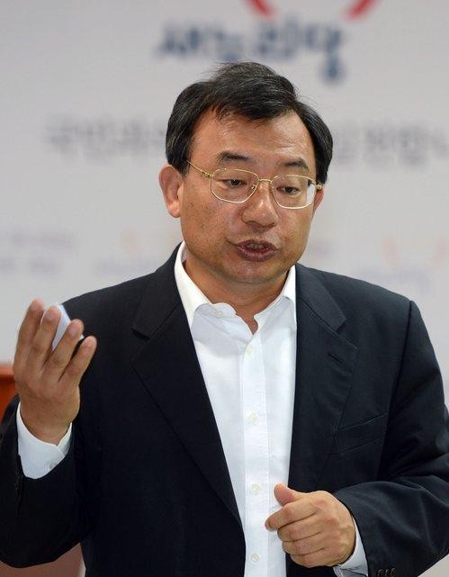 ▲ 새누리당 `공천헌금' 파문의 당사자인 현영희 의원에게서 차명 후원금을 받았다는 의혹을 받고 있는 이정현 최고위원이 8일 당사 기자실에서 기자회견을 통해 "현 의원 쪽에서 후원금을 보낸 사실 자체가 확인이 안됐다"고 밝히고 있다. ⓒ 연합뉴스