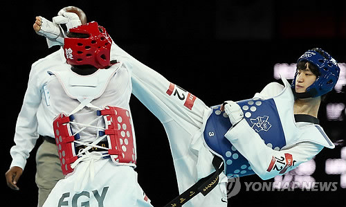▲ 8일 오후(현지시각) 런던 엑셀아레나에서 열린 2012런던올림픽 태권도 -58kg급 경기에 출전한 한국의 이대훈이 준결승 진출을 결정하는 8강전에서 이집트 타머 바유미의 머리에 발차기를 시도하고 있다. ⓒ연합뉴스