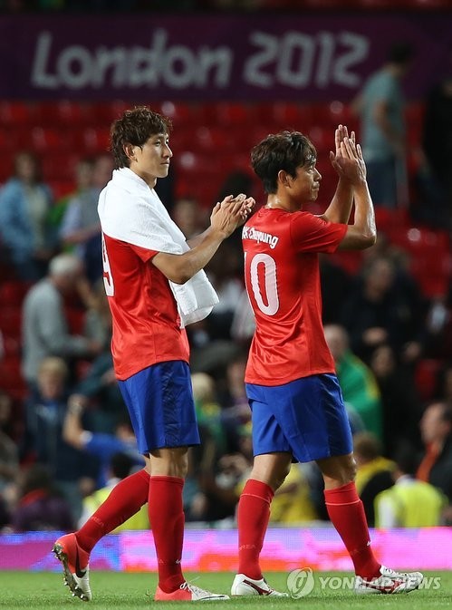 ▲ 7일 오후(현지시간) 영국 맨체스터의 올드 트래포드 스타디움에서 열린 2012 런던올림픽 남자축구 준결승 대한민국과 브라질의 경기에서 대표팀이 3:0으로 브라질에 패하며 결승행이 좌절된후 선수들이 팬들에게 인사를 하고 있다. ⓒ연합뉴스