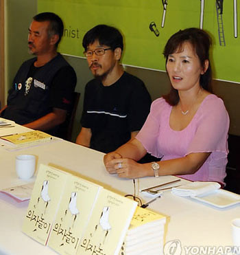 ▲ 쌍용자동차 해고자 문제를 다룬 책 '의자놀이'를 발간한 소설가 공지영씨(오른쪽)가 6일 서울 정동의 한식당에서 기자간담회를 갖고 있다. 2012.8.6 > ⓒ 연합뉴스(자료사진)