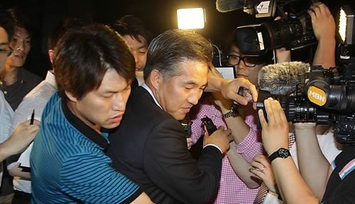 ▲ = 공천헌금 전달의혹을 받고 있는 조기문 전 새누리당 부산시당 홍보위원장이 8일 새벽 조사를 받고 부산지검을 나서다 취재진에 둘러싸여 있다. ⓒ 연합뉴스