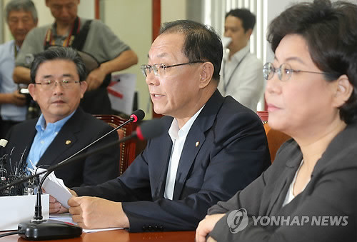 ▲ 새누리당 황우여 대표가 9일 오전 국회에서 열린 최고위원회의에서 민주통합당 이종걸 최고위원의 막말 파문에 대해 견해를 밝히고 있다. 2012. 8. 9 ⓒ 연합뉴스