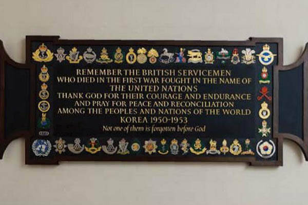 ▲ 영국군의 6.25전쟁 참전 기념패. 문구 주변에 유엔, 영국군, 각 부대 마크가 새겨져 있다.