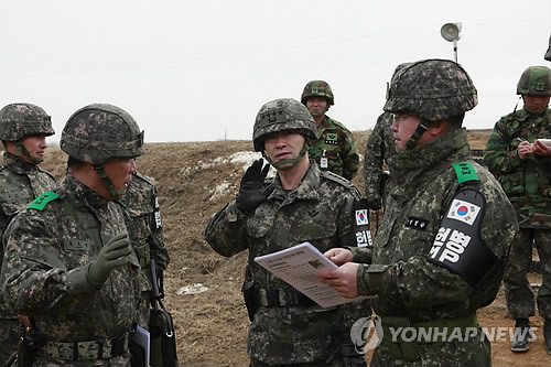 ▲ 김상기 육군참모총장이 중부전선 최전방 부대를 방문해 GOP경계태세를 점검하는 모습 ⓒ연합뉴스