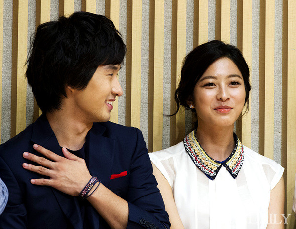 ▲ SBS 새월화드라마 '신의'의 제작발표회에서 류덕환과 박세영이 포토타임을 가지기 전에 포즈를 이야기하고 있다ⓒ양호상기자