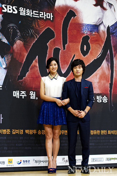 ▲ SBS 새월화드라마 '신의'의 제작발표회에서 류덕환과 박세영이 포토타임을 가지고 있다ⓒ양호상기자
