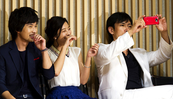 ▲ SBS 새월화드라마 '신의'제작보고회에서 유오성 스마트폰 촬영을 보고 즐거워하는 류덕환과 박세영ⓒ양호상기자