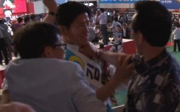 ▲ 9일 경북 김천에서 열린 대구·경북지역 새누리당 대선 경선후보 합동 연설회에서 김문수 후보가 박근혜 후보 지지자에게 멱살을 붙들렸다. ⓒ 김문수 캠프 제공