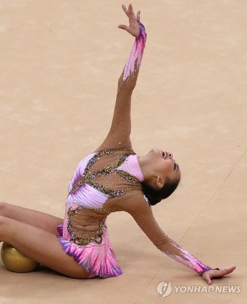 ▲ 리듬체조 요정 손연재가 9일 오후 영국 런던 웸블리 아레나에서 열린 2012런던올림픽 리듬체조 개인종합 예선에서 볼연기를 펼치고 있다. ⓒ연합뉴스