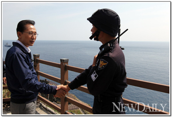 ▲ 10일 이명박 대통령이 독도를 방문해 전경대원과 악수를 나누고 있다. 대통령이 독도를 방문한 것은 이번이 사상 처음이다. ⓒ 뉴데일리