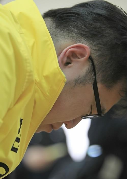 ▲ 과거 여성·노인 폄하 발언으로 논란이 된 김용민 노원갑 후보가 4.11 총선을 앞두고 서울 월계동의 한 경로당을 방문해 할머니들에게 고개숙여 사죄하고 있다.ⓒ 연합뉴스