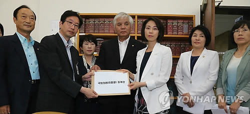 ▲ 마친 뒤 곧바로 국회 사무처에 징계안을 접수했다. ⓒ 연합뉴스