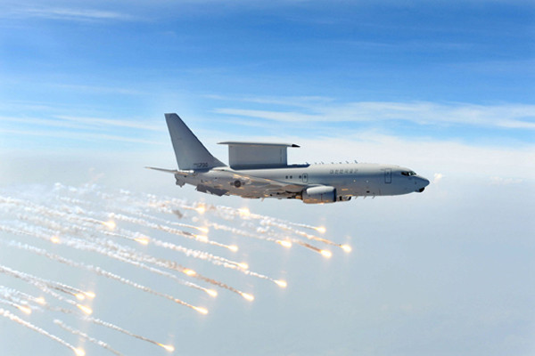 ▲ E-737 피스아이의 시험비행 모습. 불꽃은 적외선 미사일을 기만하는 '플레어'다.