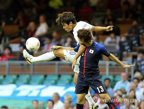 ▲ 10일 오후(현지시간) 영국 카디프의 밀레니엄스타디움에서 열린 2012 런던올림픽 남자축구 3,4위전 대한민국과 일본의 경기에서 박주영이 공중 볼 다툼을 하고 있다. ⓒ연합뉴스