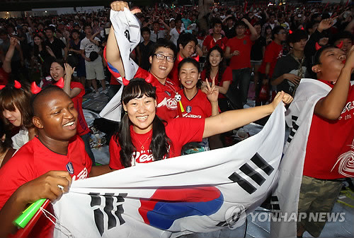 ▲ 한국 축구가 11일 런던올림픽에서 한일전을 2-0으로 승리하며 동메달을 획득했다. 한국축구 올림픽 사상 첫 메달이다. 이날 새벽 서울광장에 모인 붉은악마들이 경기종료 후 환호하고 있다. ⓒ연합뉴스