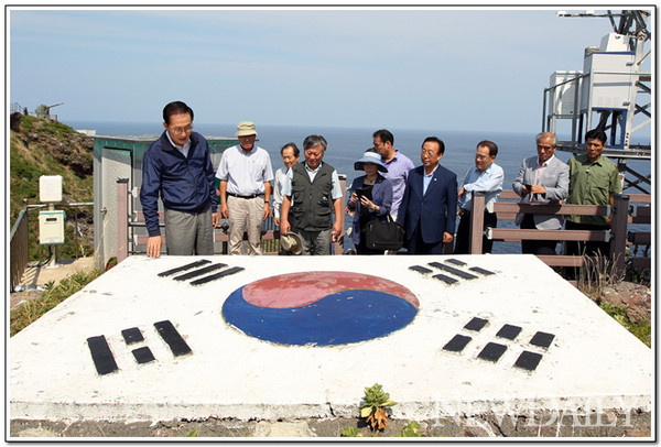 ▲ 이명박 대통령이 10일 독도를 방문해 전경대원들이 만든 대형 태극기를 바라보고 있다. ⓒ 뉴데일리