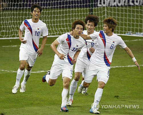 ▲ 10일(현지시각) 영국 웨일스 카디프의 밀레니엄스타디움에서 열린 런던올림픽 축구 동메달결정전 한국-일본 경기에서 구자철이 두번째 골을 넣은 뒤 박주영 등과 함께 환호하고 있다.  ⓒ 연합뉴스
