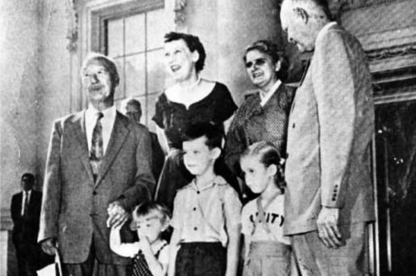 ▲ 1954년 7월30일 미국을 공식방문한 이승만대통령 부부가 아이젠하워 미국대통령 부부 및 그 손자들과 공식사진을 찍었다.