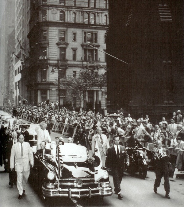 ▲ 1954년 8월 뉴욕 맨해튼 브로드웨이에서 '영웅 퍼레이드'를 벌이는 이승만 대통령.