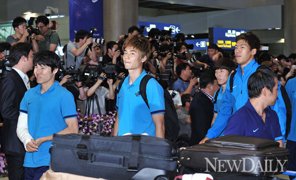 ▲ 올림픽축구대표팀이 인천국제공항을 통해 입국하고 있다 ⓒ정상윤