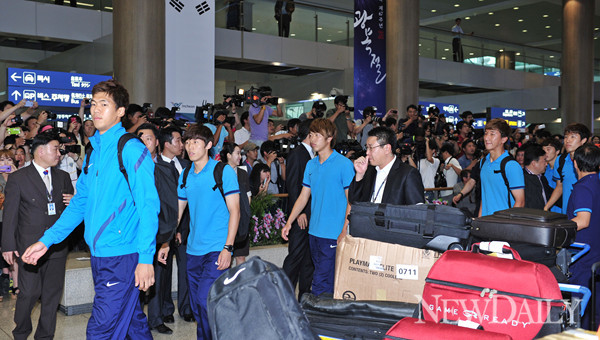▲ 올림픽축구대표팀이 인천국제공항을 통해 입국하고 있다 ⓒ정상윤
