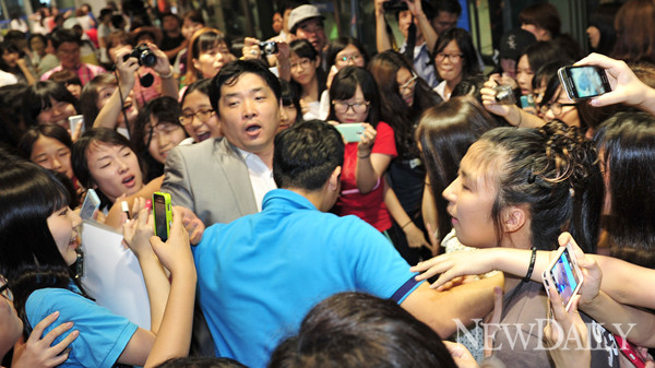 ▲ 남태희선수가 엘리베이터를 타려고 가는 도중 팬들에게 둘러 싸였다 ⓒ 정상윤