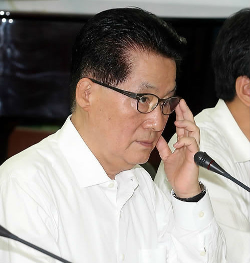 ▲ 민주통합당 박지원 원내대표가 8일 오전 영등포 당사에서 열린 최고위원회의에서 안경을 만지며 굳은 표정으로 잠시 생각에 잠겨 있다. ⓒ연합뉴스