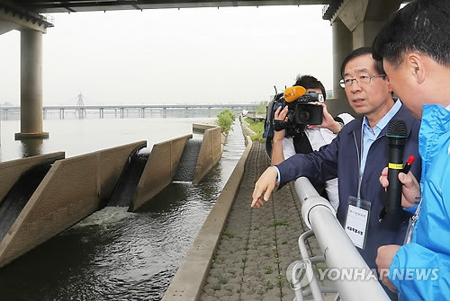 ▲ 지난 5월 29일 잠실수중보를 둘러보고 있는 박원순 서울시장.ⓒ 사진 연합뉴스