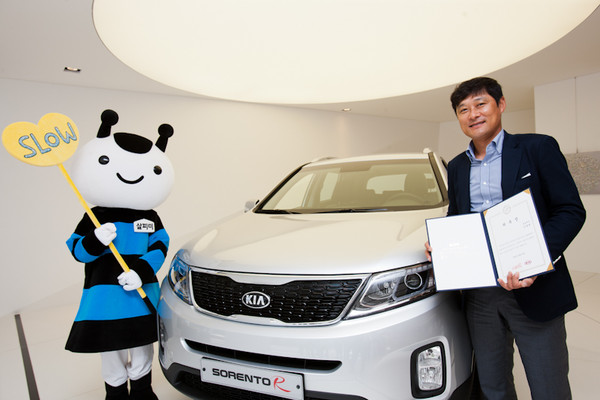 ▲ ⓒ왼쪽부터 윤명오 한국생활안전연합 공동대표, 김창식 기아차 국내영업본부장, 이종범 어린이 교통안전 홍보대사, 윤선화 한국생활안전연합 공동대표.