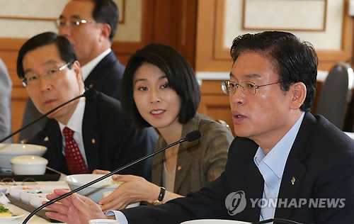 ▲ 새누리당 신의진 의원(가운데)이 13일 국회에서 열린 '아이가 행복한 학교 특별위원회' 당정협의회에서 학교폭력 예방대책에 대해 발언하고 있는 정우택 최고위원을 바라보고 있다. ⓒ연합뉴스