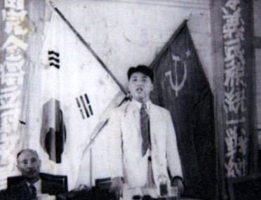 ▲ 北정권출범전 나란히 걸린 태극기와 소련기 앞에서 연설하는 젊은 시절의 김일성.