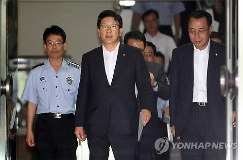 ▲ 새누리당 권성동 의원을 단장으로 한 `박지원-교도관 내통의혹 진상조사단'이 14일 오전 서울구치소에서 저축은행 비리 수사상황을 전달했다는 의혹과 관련한 조사를 마친 후 나오고 있다. ⓒ연합뉴스