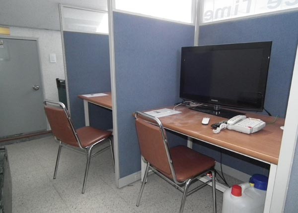 ▲ 스마트폰과 영상통화가 가능한 '페이스 타임'용 공중전화. 이를 포함해 대대 막사 내에 공중전화가 49대 설치돼 있었다.