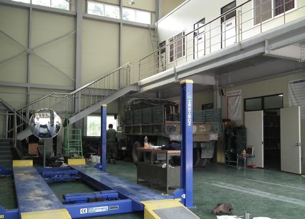 ▲ 막사 바깥에서 조금 떨어진 곳에 정비반이 있었다. 날씨에 관계 없이 정비가 가능하도록 돼 있다.