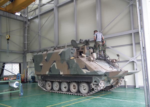 ▲ 이날은 검열을 받은 뒤 장갑차를 정비하는 분대가 많았다. 사진 속에도 간부와 장병이 함께 정비를 하고 있다.