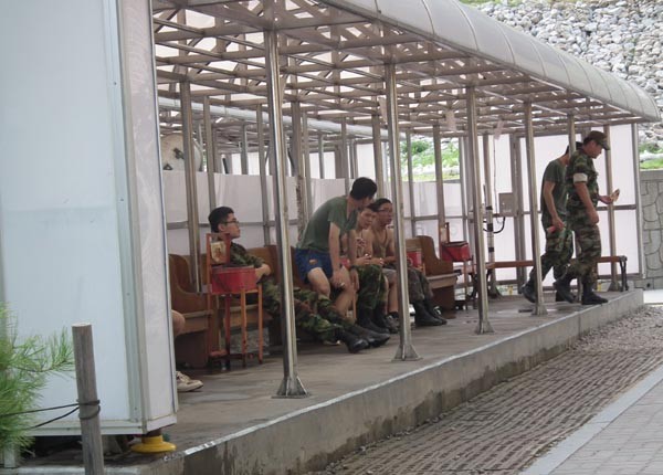 ▲ 생활관 옆에 마련된 흡연공간. 여기서도 병사들끼리 장난은 칠지언정 서로 '군기'를 잡는다거나 하는 모습은 볼 수 없었다.