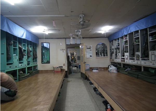 ▲ 물론 모든 군 막사가 현대식으로 바뀐 건 아니다. 여전히 수십 년 전에 지은, 이렇게 끝이 보이지 않는 구막사를 사용하는 곳도 있다. 하지만 구막사 또한 '문화'가 바뀌니 생활도 바뀌었다.